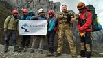 Foto: Aksi Bersih-bersih Sampah di Puncak Tertinggi Indonesia
