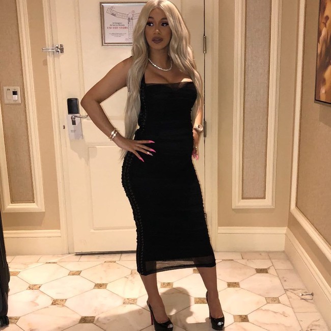 Cardi B dalam balutan gaun malam hitam berbelahan dada rendah serta siluet yang mengikuti lekuk tubuhnya. (Foto: Instagram/Cardi B)