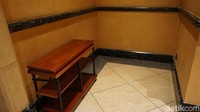  Layaknya musala pada umumnya, ada faslitas tempat menyimpan sepatu atau sandal pengunjung (Kanavino/detikTravel)