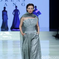 Fashion show koleksi terbaru dari Andreas Odang bertema ‘Serenity’ yang mengangkat tenun Garut di Ballroom Hotel Haris, Kelapa Gading, Jakarta, Kamis [20/4/2018]. [Foto: Mohammad Abduh/Wolipop]