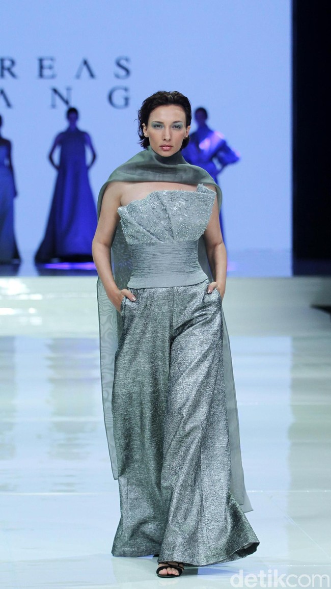 Fashion show koleksi terbaru dari Andreas Odang bertema ‘Serenity’ yang mengangkat tenun Garut di Ballroom Hotel Haris, Kelapa Gading, Jakarta, Kamis [20/4/2018]. [Foto: Mohammad Abduh/Wolipop]