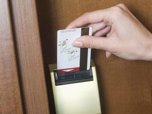Alasan Kamar Hotel Gunakan Kunci Berbentuk Kartu