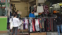 Pedagang yang berjualan di toko dan pedagang yang membuka lapak di jalan berbaur di pasar tersebut (Kanavino/detikTravel)