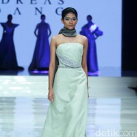 Fashion show koleksi terbaru dari Andreas Odang bertema ‘Serenity’ yang mengangkat tenun Garut di Ballroom Hotel Haris, Kelapa Gading, Jakarta, Kamis [20/4/2018]. [Foto: Mohammad Abduh/Wolipop]