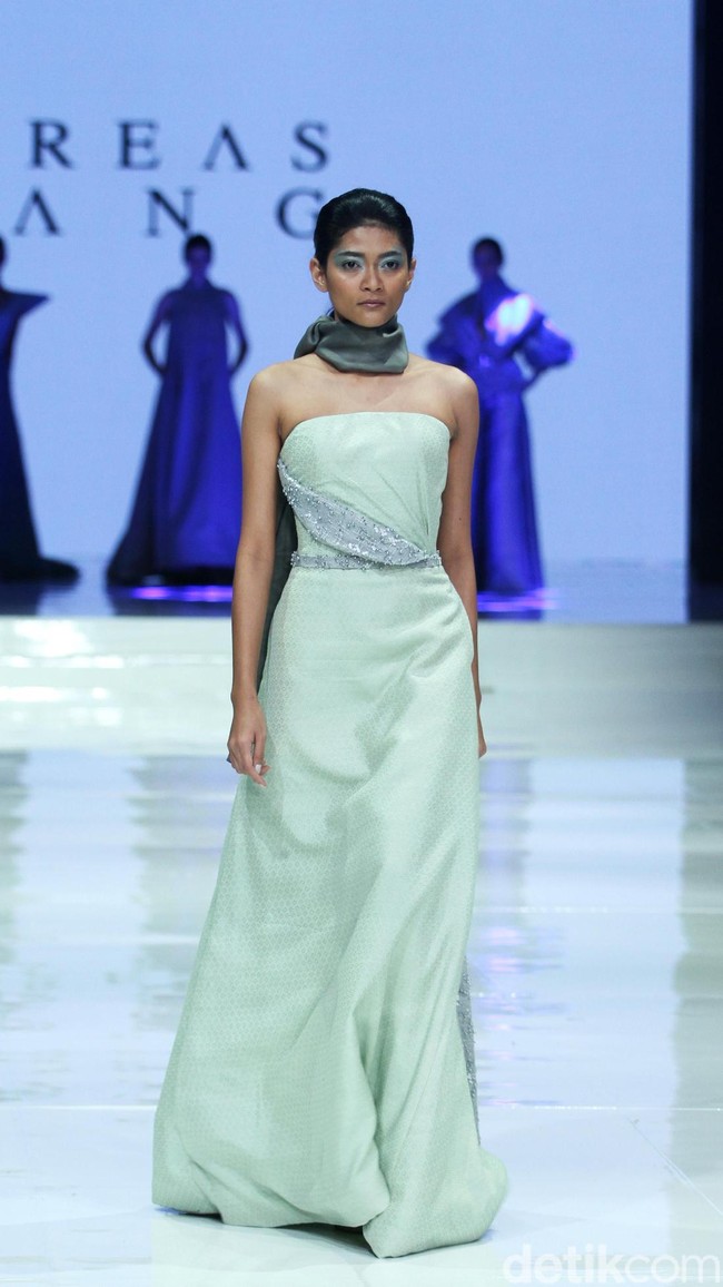 Fashion show koleksi terbaru dari Andreas Odang bertema ‘Serenity’ yang mengangkat tenun Garut di Ballroom Hotel Haris, Kelapa Gading, Jakarta, Kamis [20/4/2018]. [Foto: Mohammad Abduh/Wolipop]