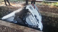 Sebuah mobil terperosok ke saluran air. Kecelakaan disebabkan pengemudi kehilangan kendali. (Foto: Dok. Polres Jakbar)