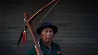 Tradisi panahan ini ada di Lushui, wilayah pegunungan Prefektur Nujiang yang menjadi perbatasan China dan Myanmar. (Aly Song/Reuters)