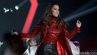 Hailee terlihat sangat menikmati dan atraktif malam itu. Pool/Noel/detikFoto.