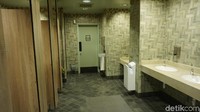 Di samping musala, terdapat juga toilet yang sangat bagus. Sentuhan dekorasi khas Asia Selatan terlihat di toilet itu (Kanavino/detikTravel)
