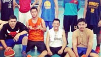 Tak jarang juga ia bermain basket. Bahkan, ia memberi pesan pada para followers-nya untuk melakukan pemanasan dalam berolahraga. Foto: Instagram @adefirmanhakim