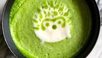 Totoro dengan paduan busa susu dan cokelat ini terlihat menggemaskan dan sayang untuk diminum.  Foto: Instagram @periperipeng