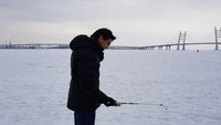 Kalau yang ini si Kaka sedang asyik berkegiatan seperti warga lokal. Apa itu? Memancing di sungai yang sedang beku di Golfo Di Finlandia (Kaka/Instagram)