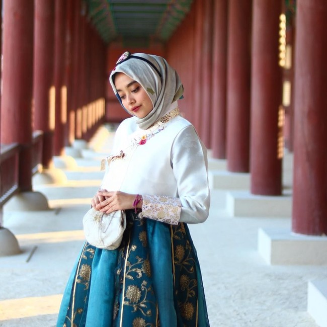 Demam Korea masih melanda banyak wanita Indonesia. Berwisata ke negeri gingseng pun masuk dalam wish list para K-Drama fans. Tak sedikit para selebgram hijab yang ke sana dan mencoba pakaian tradisional Korea Selatan ‘hanbok’. Foto: Instagram