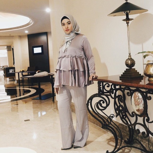 Jika ingin tampil lebih mencuri perhatian, pilih atasan dengan aksen ruffle di bagian perut seperti busana yang dikenakan Poppy Bunga ini. Padukan dengan celana berwarna senada. Foto: Instagram/PoppyBungaRiphat