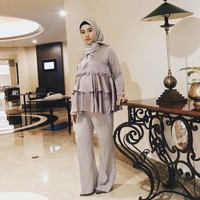 Jika ingin tampil lebih mencuri perhatian, pilih atasan dengan aksen ruffle di bagian perut seperti busana yang dikenakan Poppy Bunga ini. Padukan dengan celana berwarna senada. Foto: Instagram/PoppyBungaRiphat