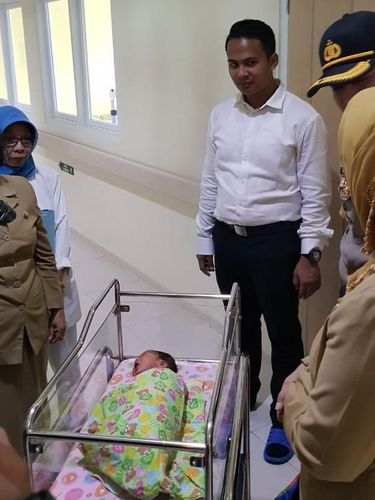 Bayi yang dibuang ibunya di depan rumah warga/