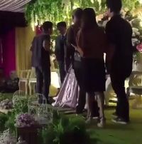 Viral, Pria Buka Baju Saat Salami Pengantin Pria di Pelaminan