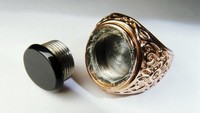 Concealment Ring For Microdots walaupun kecil memiliki ruang rahasia untuk menyembunyikan foto-foto dan dokumen rahasia. Istimewa/brightside.me.