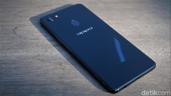 Ini lah yang menjadi ciri khas Oppo F7 128 Diamond Black. Foto: Adi Fida Rahman/detikINET