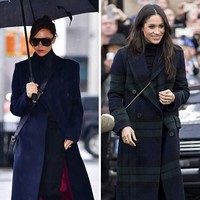 Padu padan musim dingin ala dua wanita stylish dunia, antara coat dan celana flare panjang menutupi sepatu. Foto: Istimewa