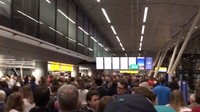 Pihak berwenang menutup jalan ke Schiphol dan menghentikan lalu lintas kereta ke bandara.  (Foto: Dok. Twitter Sannewaldeker via The Independent)