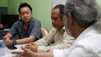 Sebelumnya, rekaman video percekcokan antar-orang tua itu menjadi viral di media sosial. Peristiwa itu disebut-sebut terjadi di playground depan sebuah restoran cepat saji di Mal Kelapa Gading, Jakarta Utara pada Rabu (25/4) sekitar pukul 16.40 WIB.