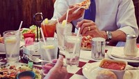 Sedang menikmati makan siang, mantan presiden Amerika ini justru tertarik mencicip sepotong pizza di Davenport, Lowa. Foto: Instagram @barackobama
