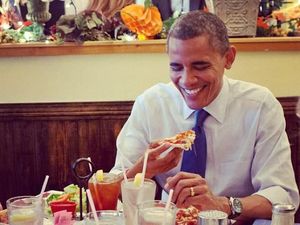 Begini 10 Gaya Seru Barack Obama Saat Makan Burger hingga Es Krim