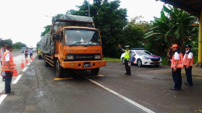 Mau Sampai Kapan Truk Obesitas Berkeliaran di Jalanan RI?