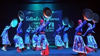 Festival Lah Puar Jelupung Tumbuh VII 2018 yang diselenggarakan di Jambi, Minggu (29/4) tidak ketinggalan ikut memeriahkan Hari Tari Sedunia 2018. Menampilkan Tari Ngidang Senampan yang dipentaskan oleh pemain Sanggar Sekintang Dayo yang bertujuan untuk menumbuhkan kreasi seni tari khas daerah tersebut. ANTARA FOTO/ Wahdi Septiawan.