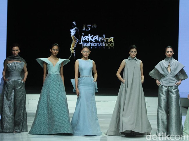 Fashion show koleksi terbaru dari Andreas Odang bertema ‘Serenity’ yang mengangkat tenun Garut di Ballroom Hotel Haris, Kelapa Gading, Jakarta, Kamis [20/4/2018]. [Foto: Mohammad Abduh/Wolipop]