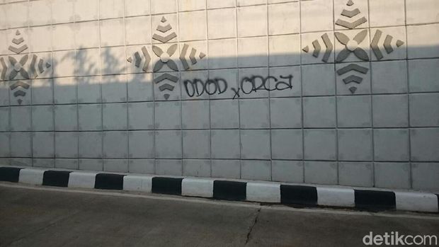 Coretan di underpass Matraman, Jakarta Timur, Senin (30/4/2018)