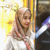 Untuk gaya hijab, Poppy Bunga tampaknya tidak suka model hijab yang macam-macam. Ia hampir selalu mengenakan hijab segi empat yang dikenakan secara sederhana. Foto: Instagram/PoppyBungaRiphat