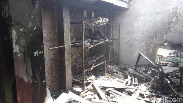 Kebakaran di gudang Masjid Al-Barkah, Bekasi, Senin (30/4/2018)
