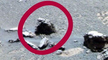 Foto yang diambil oleh rover Opportunity milik NASA pada 2009 ini menampakkan batu yang sangat mirip dengan siluet dari Donald Trump. Gambar ini pun sempat membuat heboh pada 2016 lalu. (Foto: CNET)
