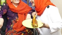 Di Gresik, Puti mampir mencoba Otak-otak Bandeng Mak Cak. Beruntungnya dia bisa mencicip otak-otak bandeng langsung dengan sang pemilik resep. Foto: Instagram puti_soekarno