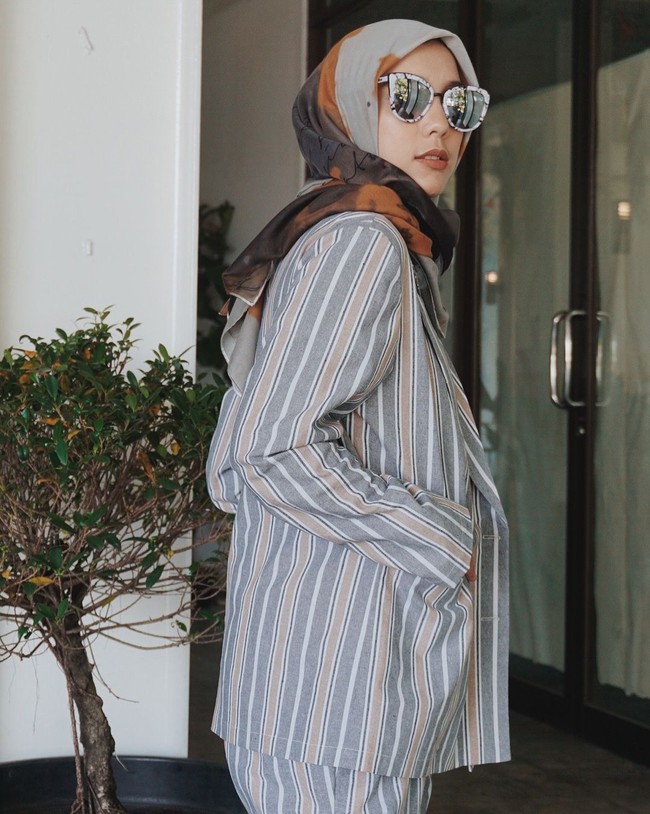 Blazer set dengan motif atasan dan bawahan yang sama seperti Jenahara ini cocok untuk wanita yang ingin terlihat stunning. Motif garis dari atas sampai bawah juga memberikan ilusi tubuh lebih semampai. Foto: Instagram/JenaharaNasution