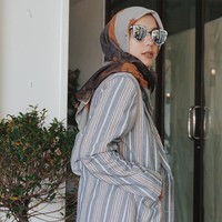 Blazer set dengan motif atasan dan bawahan yang sama seperti Jenahara ini cocok untuk wanita yang ingin terlihat stunning. Motif garis dari atas sampai bawah juga memberikan ilusi tubuh lebih semampai. Foto: Instagram/JenaharaNasution