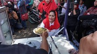 Begini aksi Puti saat ingin melahap lontong balap di Mojokerto. Anggota DPR RI ini menikmatinya saat sarapan di Pasar Canggu. Foto: Instagram puti_soekarno