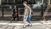 Arman terus berkeliling untuk menjual madu hutan.