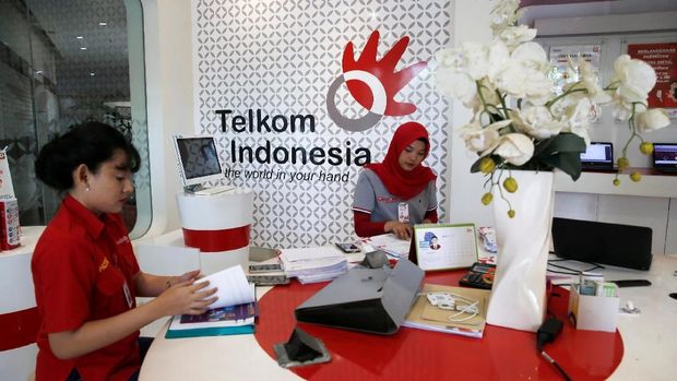 Employees of Indonesia's largest telecommunications services company PT Telekomunikasi Indonesia (Telkom) work at Plasa Telkom building in Jakarta, April 30, 2018. REUTERS/Beawiharta