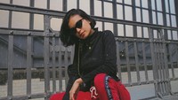 Dengan gayanya yang sangat santai, Eva berpose dengan gaya kekinian. Dalam tag lokasinya, Eva berkunjung ke Kota Krefeld, Berlin, dan Dusseldorf (evacelia/Instagram)