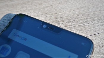 Di bagian atas ada notch yang digunakan untuk menempatkan kamera selfie. Ukuran kamera selfie ini sendiri 25 Megaxpixel Sony IMX 576 dengan HDR Sensor. Foto: Adi Fida Rahman/detikINET