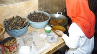 Puti masak sendiri ikan yang dilahapnya di Tuban. Tadi siang makan di Warung Jangkar. Serba ikan + nasi jagung. Enaaaakkk.., ujar wanita dengan sapaan Mbak Puti ini. Foto: Instagram puti_soekarno