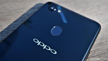 Di bagian tengah belakang terdapat sensor sidik jari. Foto: Adi Fida Rahman/detikINET