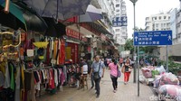 Tidak jarang, turis pun singgah dan berbelanja di sini  (Kanavino/detikTravel)