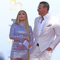 Ia tampil seksi dengan dress sequin dan hak tinggi. Publik pun fokus dengan rambut super panjangnya itu karena panjangnya melebihi dress-nya.  Foto: dok. Getty Images, Ist