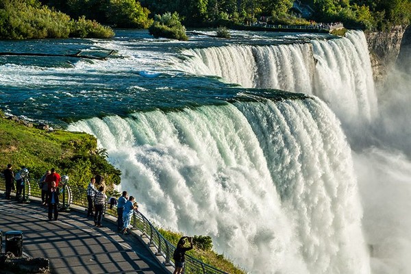 Di saat-saat tertentu, traveler bisa melihat pemandangan air terjun niagara dan pelangi yang menghiasinya (Niagara Falls State Park) Di saat-saat tertentu, traveler bisa melihat pemandangan air terjun niagara dan pelangi yang menghiasinya (Niagara Falls State Park)