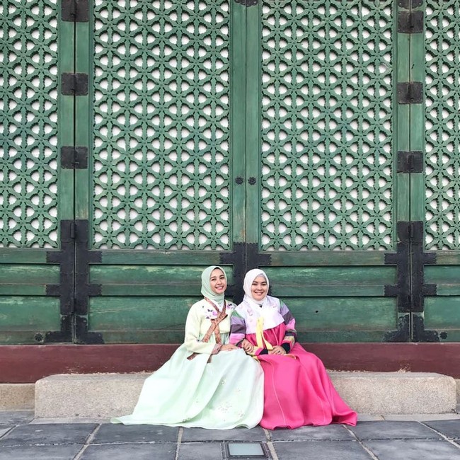 Zaman dulu, hanbok hanya dikenakan oleh keluarga kerajaan. Untuk pakaian tradisional pegawai kerajaan disebut Gwanbok. Seiring waktu banyak perubahan desain pada hanbok mulai dari bentuk roknya, bentuk baju bagian atas atau jeogori, hingga potongan pitanya. Foto: Instagram