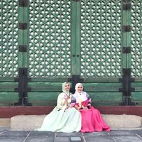 Zaman dulu, hanbok hanya dikenakan oleh keluarga kerajaan. Untuk pakaian tradisional pegawai kerajaan disebut Gwanbok. Seiring waktu banyak perubahan desain pada hanbok mulai dari bentuk roknya, bentuk baju bagian atas atau jeogori, hingga potongan pitanya. Foto: Instagram
